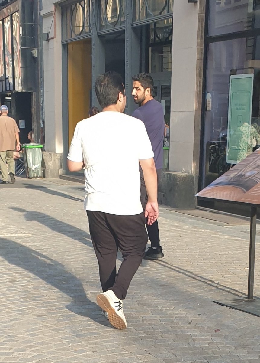 KuroiKenshi__'s tweet photo. Ces deux jeunes étaient en train de filmer des femmes en short et jupes près de la brasserie meteor à strasbourg, faites gaffe https://t.co/FNNZpWLmPW