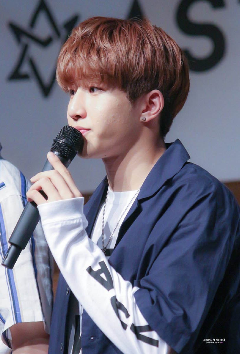 jinjin_firstime's tweet photo. 170813 아스트로 팬싸인회

귀여운 진우 보고싶다🐶💕📷

#아스트로 #진진 #astro 
#jinjin @offclASTRO https://t.co/WwnAiT4KAn
