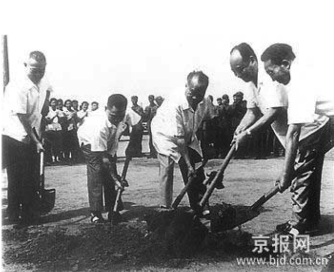 14/ So it begins. July 1, 1965, Deng Xiaoping, Beijing's mayor Peng Zhen, and others break ground on the subway. The ceremony was largely kept quiet at the time, as it was a military project, important for national security