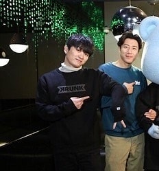 Did Suwon linking his arm with Krunk?