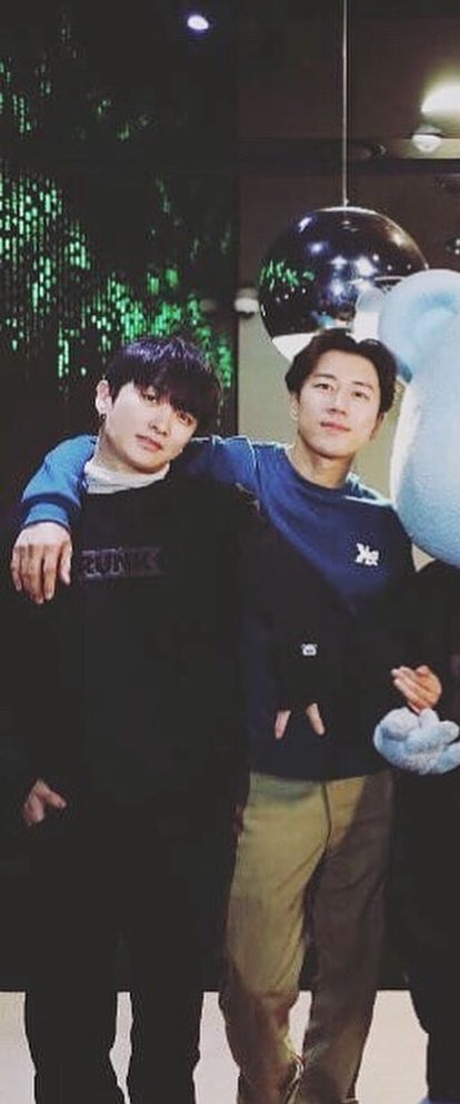 Did Suwon linking his arm with Krunk?