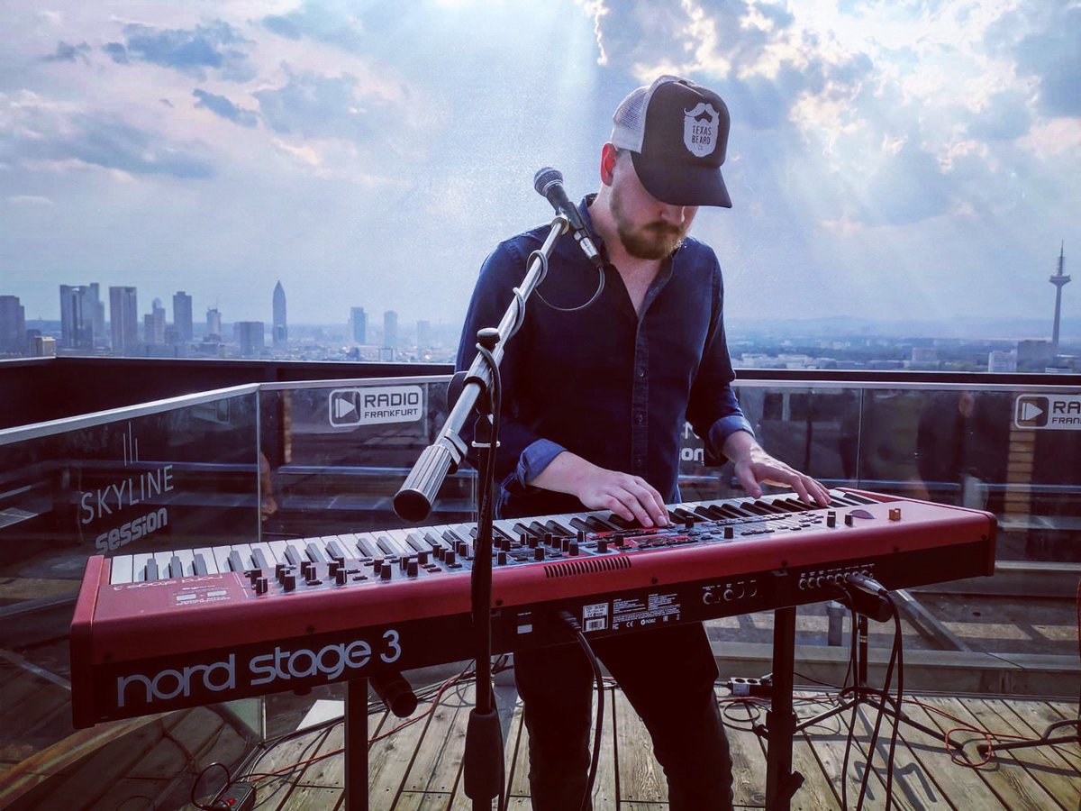 eddysmithmusic's tweet photo. Back on this rooftop tonight for my #SkylineSessions. You can stream it from YouTube at 7pm UK time.
Be sure to pre-save our new single, out TOMORROW here👇
https://t.co/26oYsXzO35
I’ll also be doing a joint interview with @RJHunterMusic on Radio Frankfurt after my set! https://t.co/TcBVK2xsOE