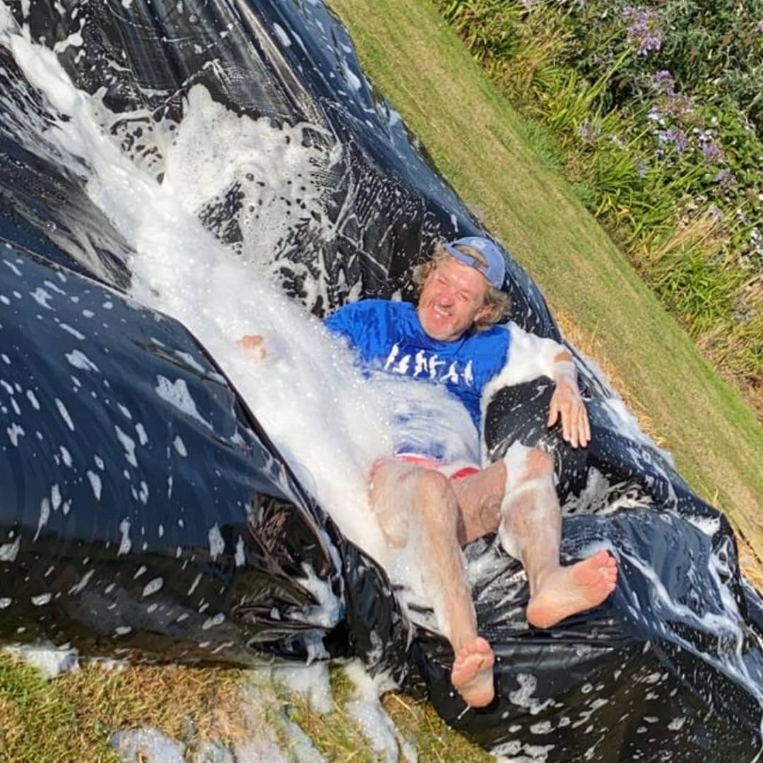 HaynesFineArt's tweet photo. No fatalities in the 'The #Cornwall Haynes Family Challenge Cup' during day 3 DIY 'Extreme #SlipSlide' ๐
The DIY 30 metres by 4 metres wide proved a big draw to the local ferry, sailing craft, 'gin palaces' and canoeists. Even the the @FalmouthRNLI parked up for a look see ๐ https://t.co/YLSSbqgO55