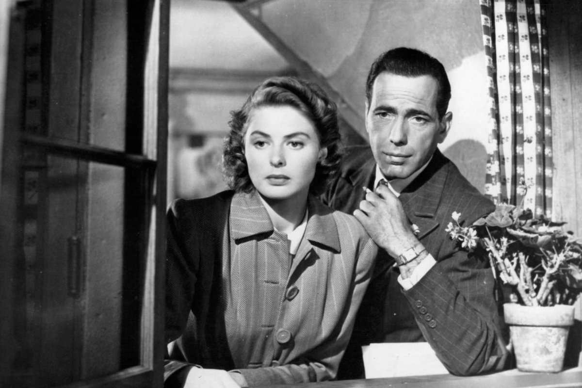 DubScenper's tweet photo. –Podrías usar slips como el vecino del tercero.
–Me parece muy ajustado.
–Humphrey, eres un blando.

#humphreybogart #ingridbergman https://t.co/l9c3TcpT4d