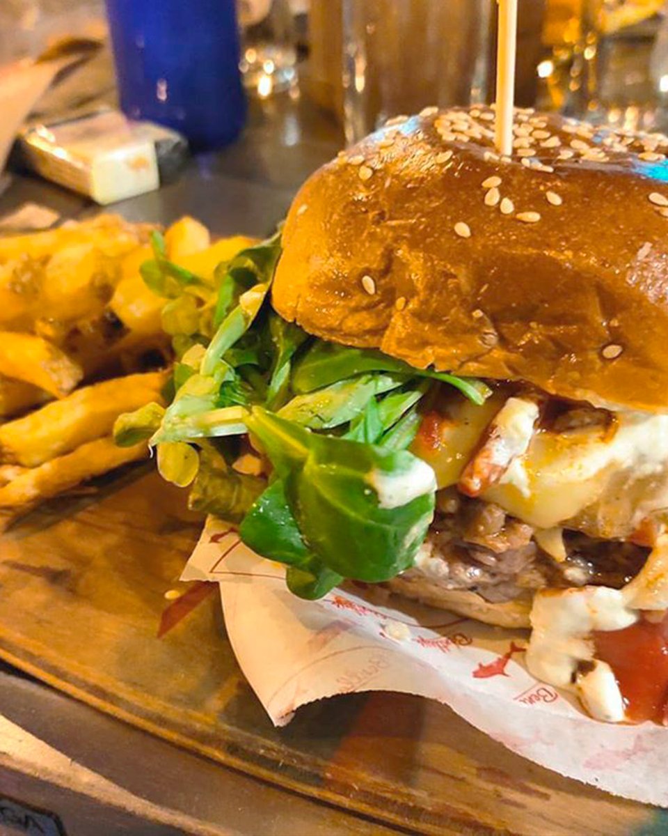 BentleysBurger's tweet photo. Sabes que no puedes resistirte. ven a visitarnos haciendo tu reserva o pídenos con el código: SALDREMOSDEESTA y tendrás un -10% en tu pedido a domicilio. 📸  : @josesburgeer .
https://t.co/IW4FCMX2w6 https://t.co/uhBHhT2Rag
