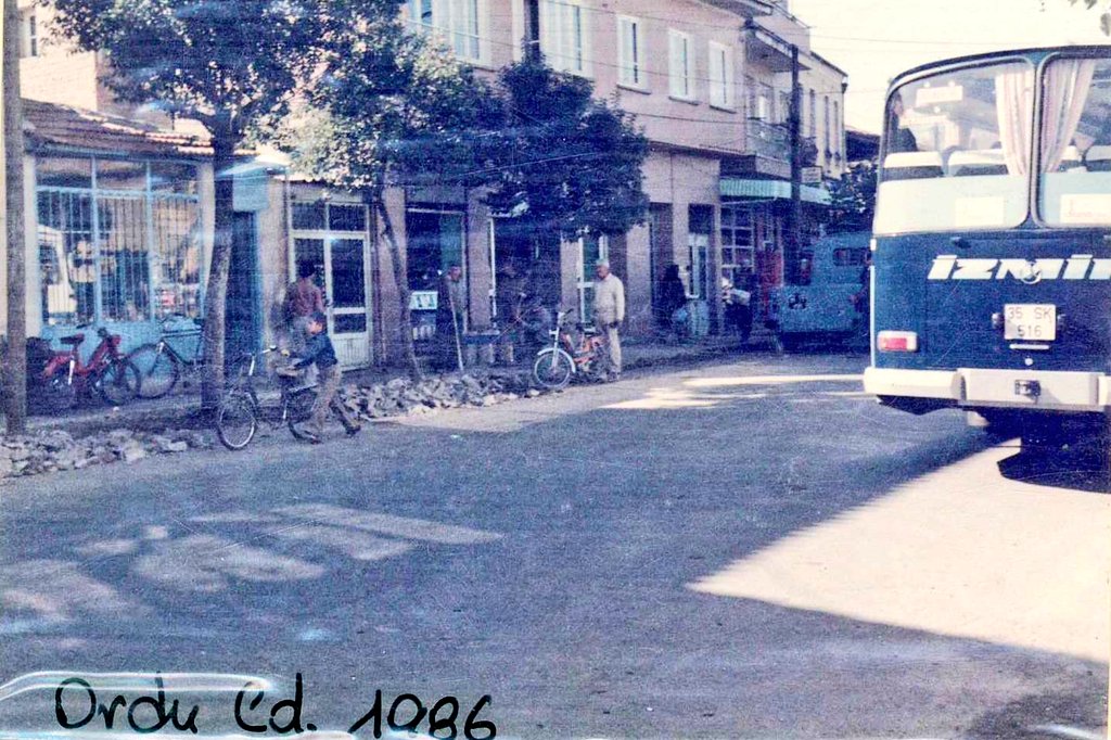 odemisbel's tweet photo. Bir zamanlar Ödemi��...❤️💙
1986 yılında Ordu Caddesi'nde çevre düzenlemesi çalışmaları
Fotoğraf: #ÖYKAM Arşivi
#tbt #Türkiye #İzmir #Ödemiş #OrduCaddesi #O302 #0_302 #TarihteÖdemiş #tarih #nostalji #siyahbeyaz #ÖYKAM #geçmişzamanolurki #photo #Perşembe https://t.co/R4RdElqWAI