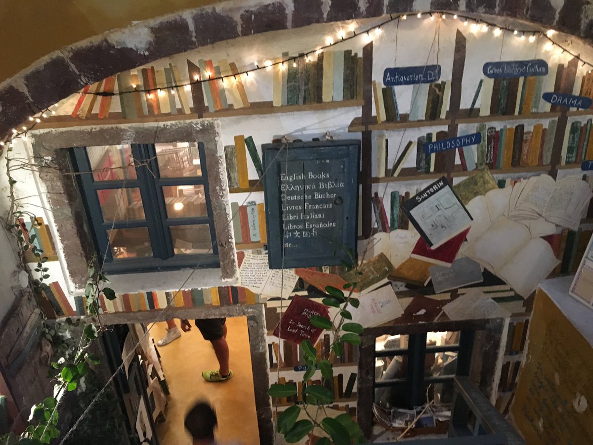 marinajournal's tweet photo. 3 años han pasado y todavía no he superado esta librería de Santorini #AtlantisBooks https://t.co/YQzTEF7ggt