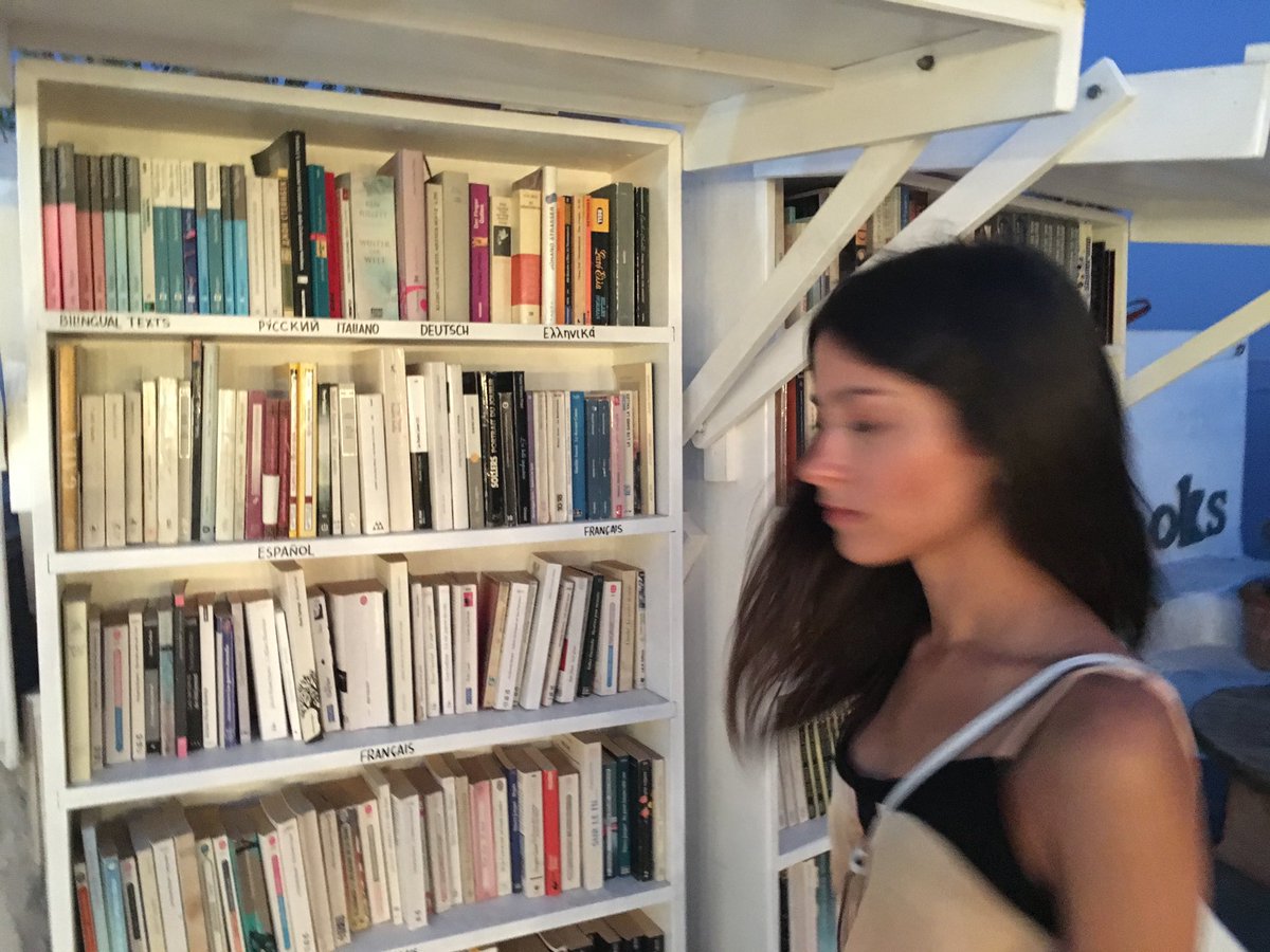 marinajournal's tweet photo. 3 años han pasado y todavía no he superado esta librería de Santorini #AtlantisBooks https://t.co/YQzTEF7ggt