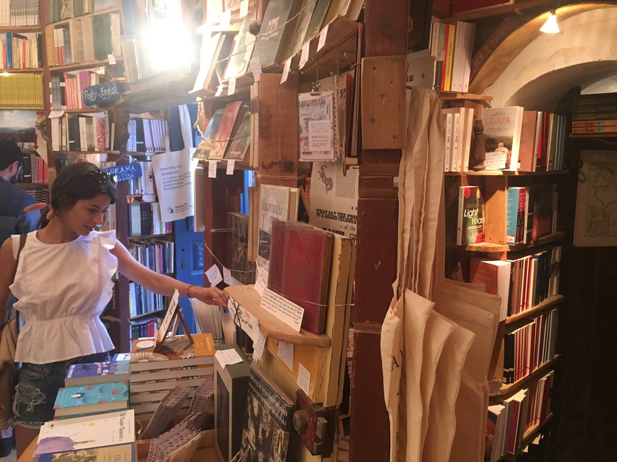 marinajournal's tweet photo. 3 años han pasado y todavía no he superado esta librería de Santorini #AtlantisBooks https://t.co/YQzTEF7ggt