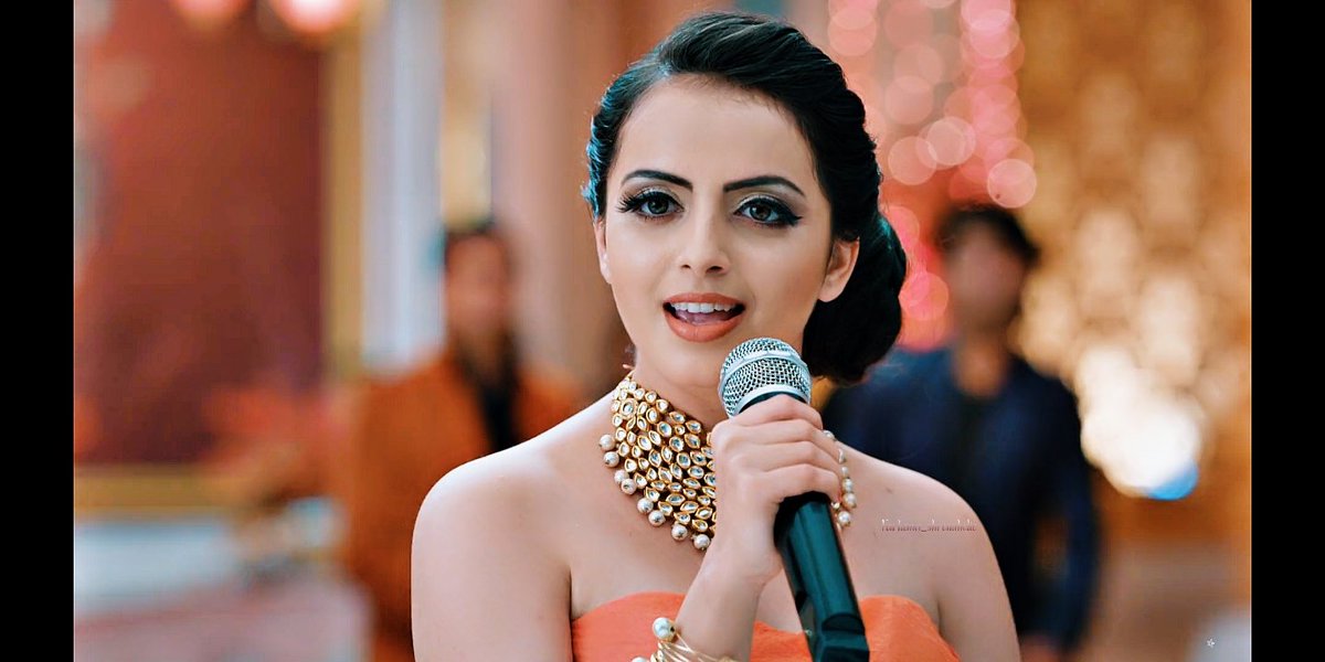Farhana_shrenu's tweet photo. Beauty Queen pooja in orange #ShrenuParikh @shrenuparikh11 https://t.co/BYbehP057P