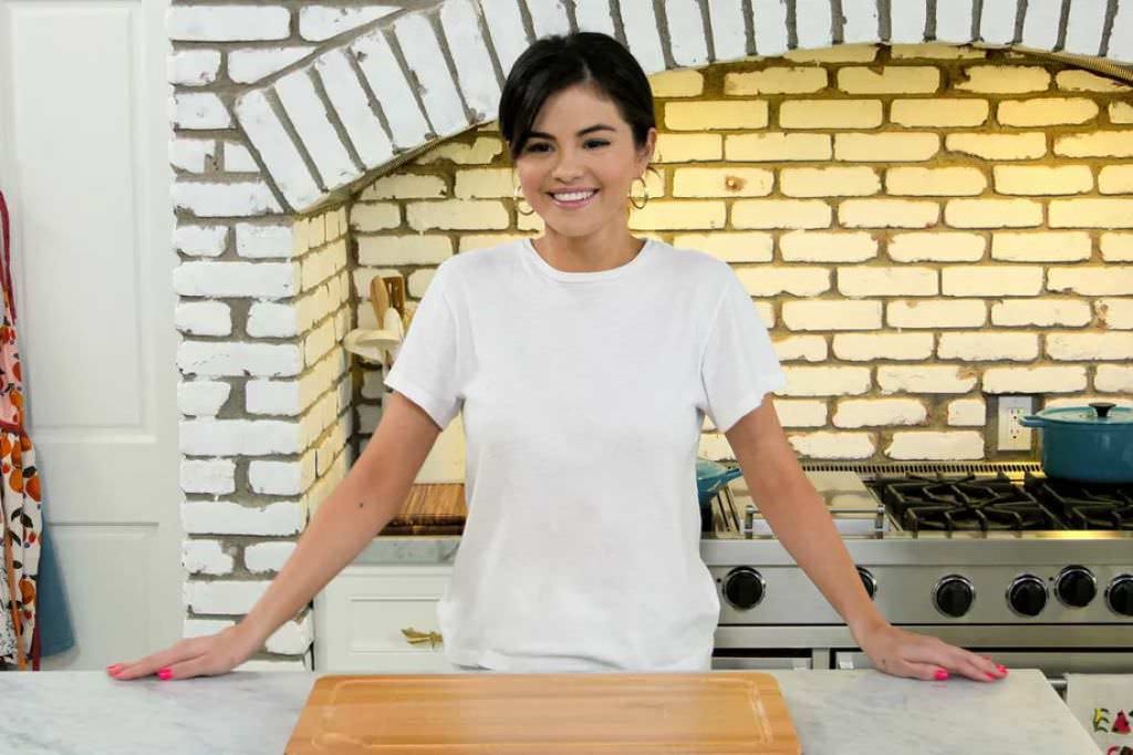SGomezNewsCOMs's tweet photo. #SelenaAndChef is now playing on @hbomax! @maxPOP
#SelenaCooks #SelenaMeals #SelenaPlusChef @selenagomez https://t.co/mQ8TBm6f9p