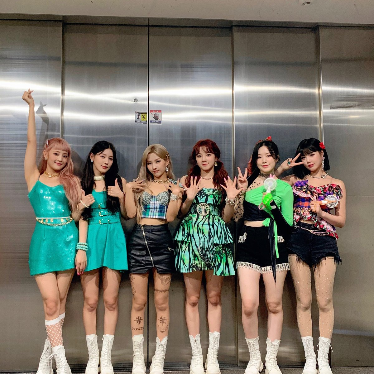 Группа джи айдл участницы. Джи айдл участницы. G idle соен. Кпоп группа айдл. Группа g idle hwaa.