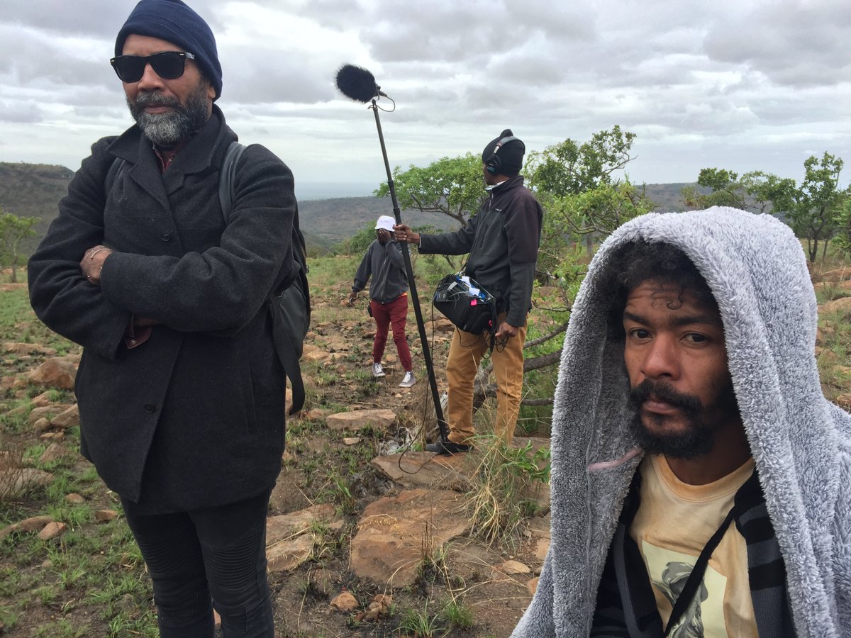 Filme_resgate's tweet image. 🕵️‍♀️ O protagonista de "RESGATE", Gil Alexandre, não cortou a barba e o cabelo durante meses, p manter o look das 1as cenas. Dá p ver q ele não achou graça a esse período "cabeludo"?😅😆

Na foto: Gil Alexandre ("Bruno"), Louiggi Júnior (Mestre de Guarda-Roupa), Micas Cumba (Sound)