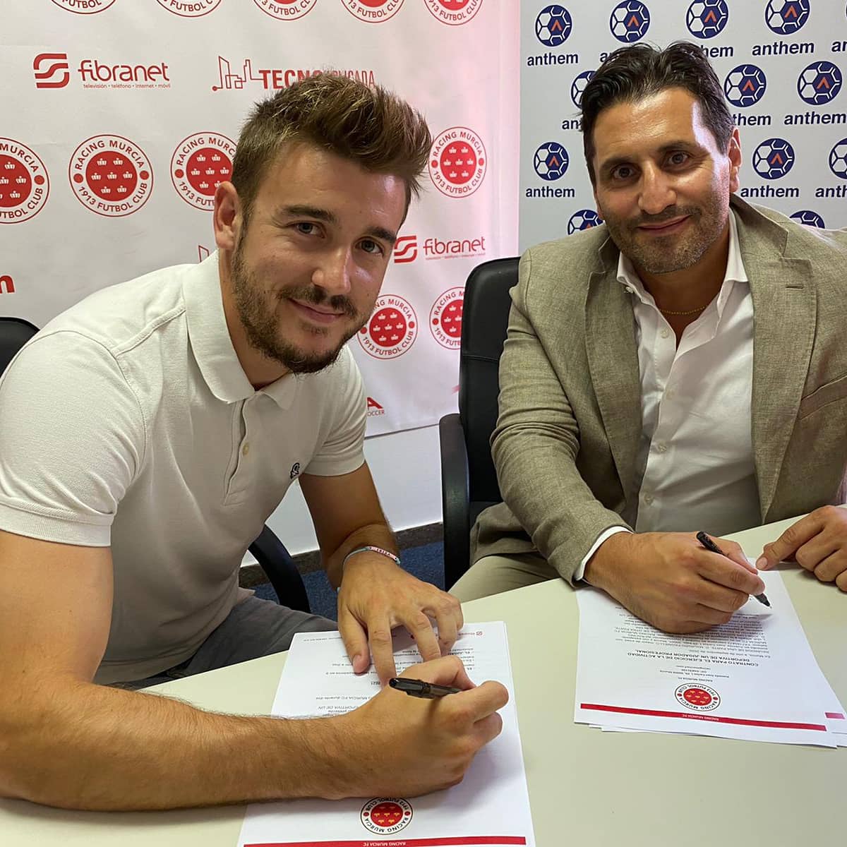 #CHUPI FIRMA COMO NUEVO FUTBOLISTA DEL RACING MURCIA

José Luis Sotos Martínez, "Chupi" <a href="/Chupi_S/">José Luis Sotos Martínez</a>, (#ElCubillo, #Albacete, 1994) es el nuevo fichaje del Racing Murcia FC para la temporada 20-21.

¡Bienvenido a tu nueva casa Chupi!

#futbol #tercera #murcia