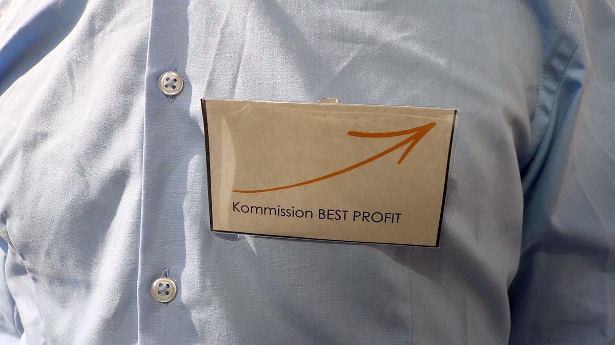 EdekaWo's tweet photo. Gerade haben wir dem Immobilienkonzern Cresco einen Besuch abgestattet 😎Cresco will auf der Kiezbrache an der Braunschweiger Str 21 fetten Profit mit Microappartments machen und uns aus dem Kiez verdrängen.

#Betongold
#MietenWahnsinn 
#DaWoEdekaMaWa
#Rixdorf #Neukoelln https://t.co/YGsuJ37Uy8