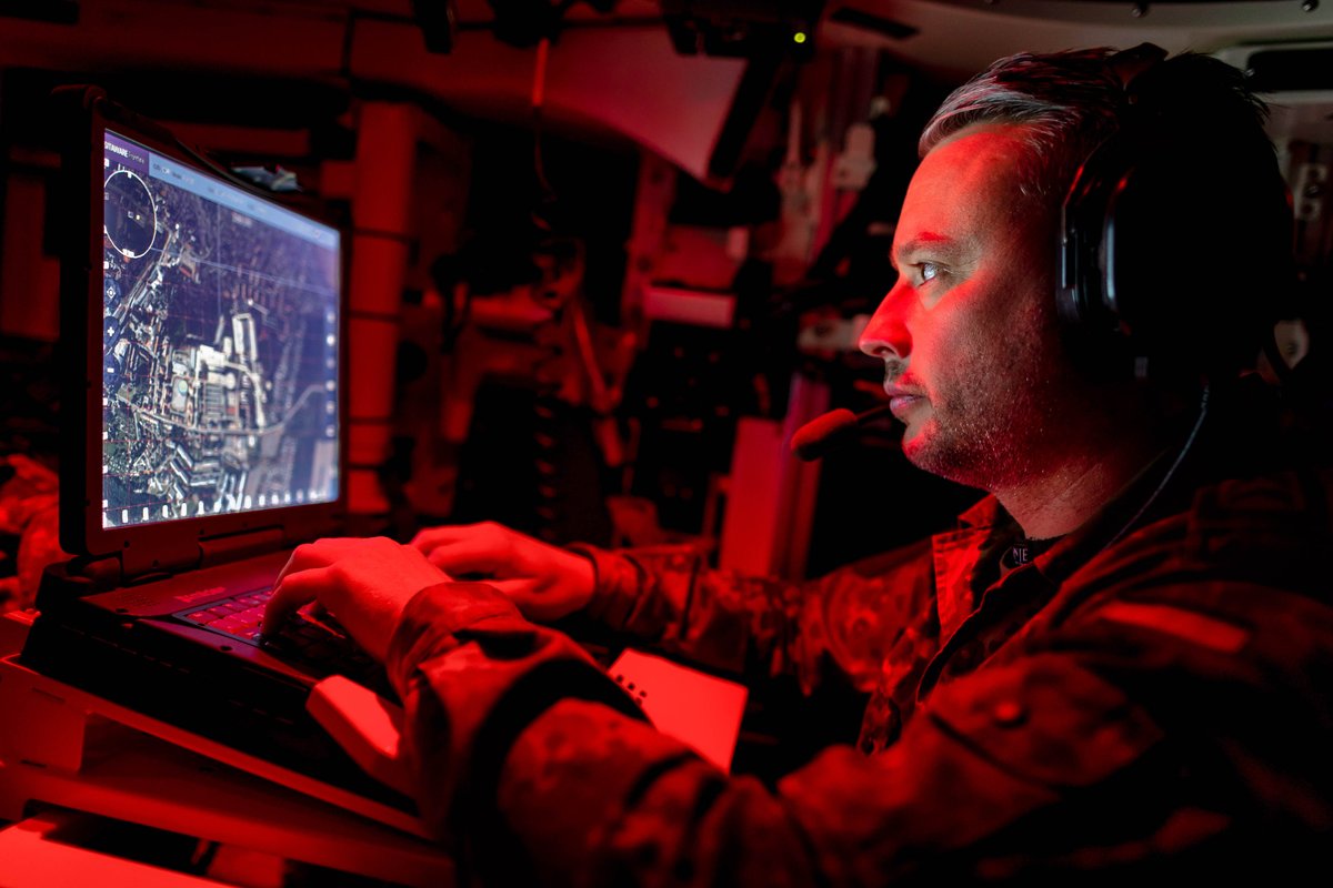 Deutsches_Heer's tweet photo. Ohne #Digitalisierung geht heute fast nichts mehr. Auch auf dem #Gefechtsfeld ist die Vernetzung aller Akteure #Bundeswehr überlebenswichtig. Umso erfreulicher ist die Nachricht, dass die #Fernmeldetruppe im #Heer wieder wächst. Schaut rein: https://t.co/vc1M2z8UaU https://t.co/lg0HzKUhrX