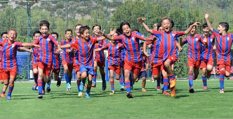 Pandemi nedeniyle yaklaşık beş ay ara verdiğimiz Altınordu Futbol Okulları'nda eğitimler yasal prosedürleri harfiyen uygulamak kaydıyla bugünden itibaren başlıyor.

Antrenörlerimiz, tüm velilerimize gerekli bilgilendirmeleri yapacak.

#Maske #Mesafe #Hijyen vazgeçilmezimiz.