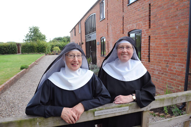 Thread on Benedictine's in England part 2!4 more RC women's communities today Firstly Holy Trinity Monastery, Herefordshire. Many of you will know  @Digitalnun from Twitter. They have a charism for reaching people via the internet other other things http://www.benedictinenuns.org.uk/ 