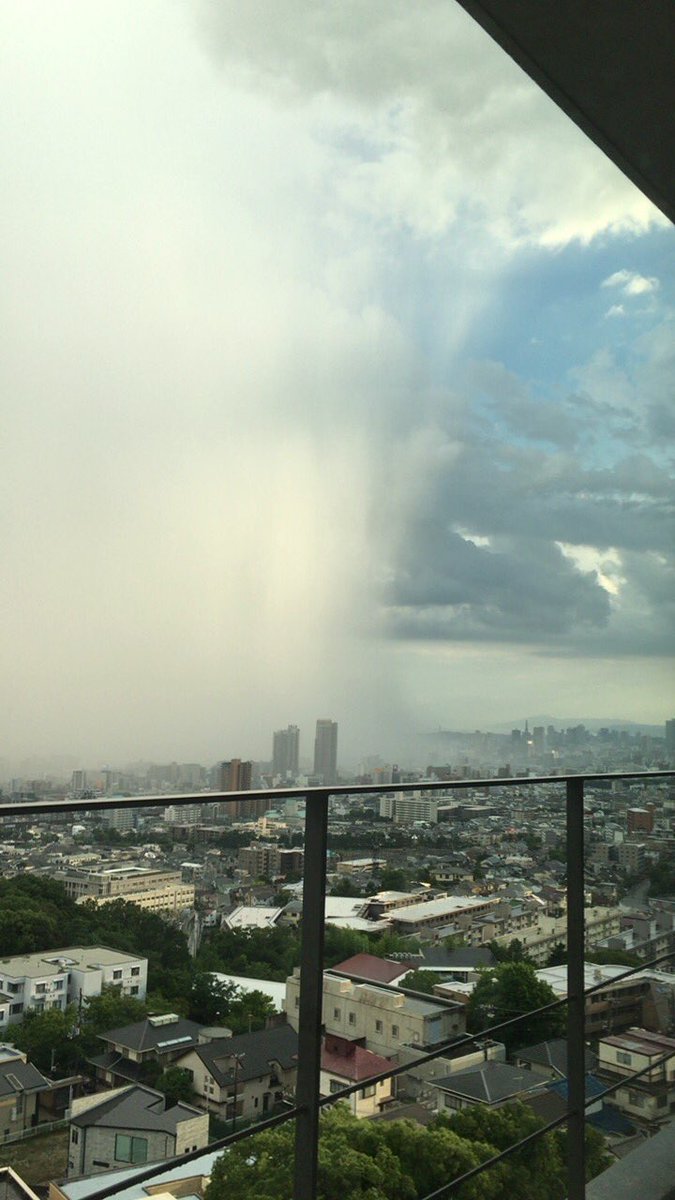 ゲリラ豪雨の境目を雲で見るのもいいけど 地上で目の前に雨が迫っている映像もなかなか迫力あってすごい 陸からだとこうも違うんだ Togetter