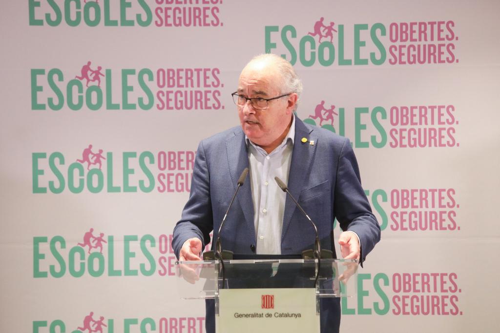 educaciocat's tweet photo. 🗣️ El #conseller @JosepBargallo presenta avui, a partir de les 12 del migdia, el protocol de gestió de casos #Covid19 als centres educatius per al curs vinent

📺 Podreu seguir la roda de premsa en directe aquí 👇
🔗 https://t.co/XhO3QjipNz https://t.co/rncYXqdpDp