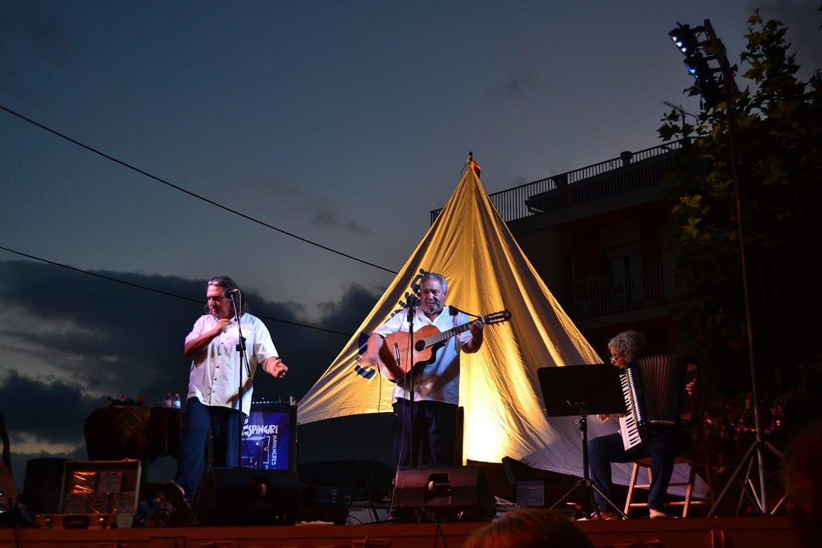 LesAltresVeus's tweet photo. Els grups de #Montcada tornen als escenaris. Aquest diumenge @RussiaLil sonarà al castell de #Monjuic. L’Espingari el divendres a Sant Quintí i dissabte a Bellvís. I demà #Alcant @LadillaRusa https://t.co/1DyXZIZw0a