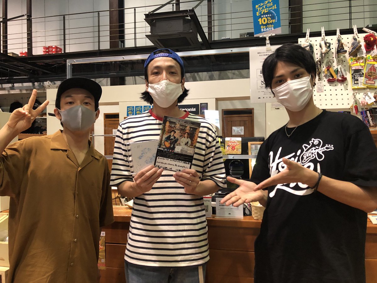 ainote_official's tweet photo. 【CD販売協力店】

8/1（土）から発売の「〜絆〜」

販売協力店
#BINGOYA 出雲店
〒693-0068 島根県出雲市姫原３丁目８−４

で明日から取り扱って頂いてます✨

ホールワンマンでもお世話になりました‼️
糸川さんありがとうございます✨

#アイノテ絆 https://t.co/ChesLllREK