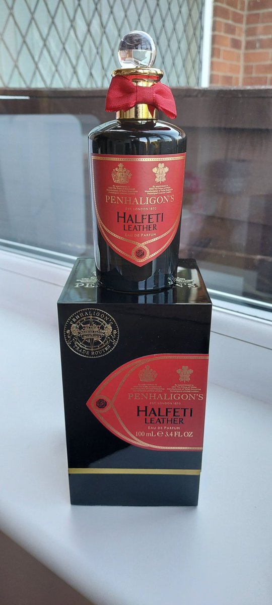 VickyT98's tweet photo. When your hubby pulls one out the bag.. #Penhaligons #Halfeti #Perfume #MrsBond #Class https://t.co/JJddDBYZsS