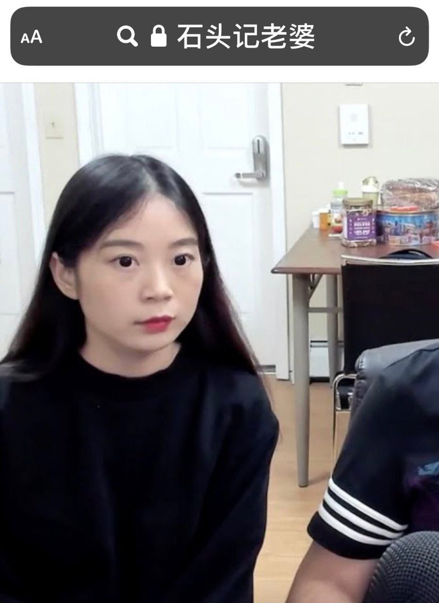 一名BLM、Antifa的女成員，發起連續五十五天包圍白宮運動直到大選日。但原來她是知名美國共諜Stone記的妻子！