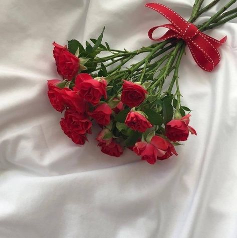 L0VECAF3's tweet photo. a bouquet of roses has arrived for @yseojins !
from: anon

—like a bouquet tied with twine, I can be yours if you will be mine. https://t.co/KNkiN48geV