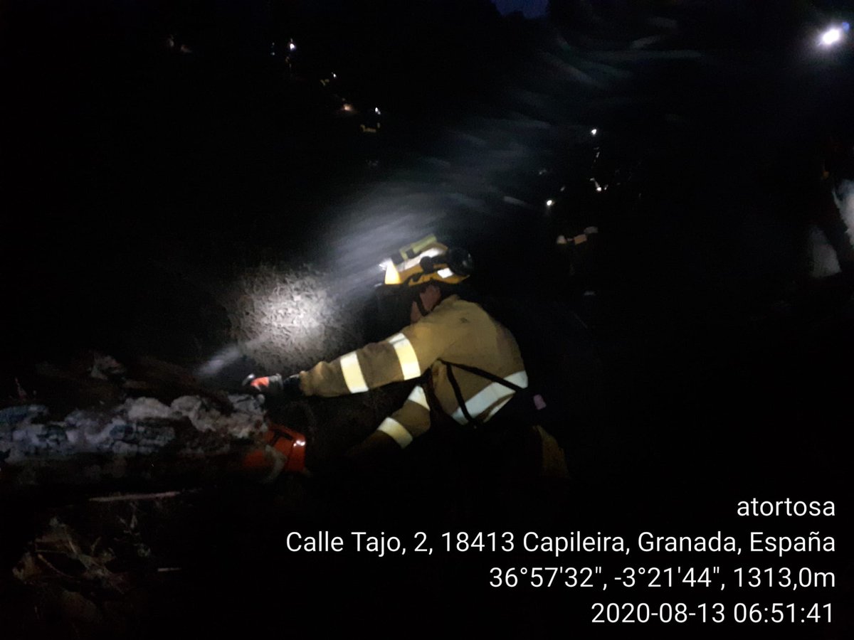 Plan_INFOCA's tweet photo. 🔴 ESTABILIZADO a las 9.00 horas el #IFBubión. Ahora vamos a por el controlado. 

📷 La noche ha sido muy dura y la mañana no lo está siendo menos. Basta con ver las pendientes en la zona de trabajo. https://t.co/42enl8TAiS
