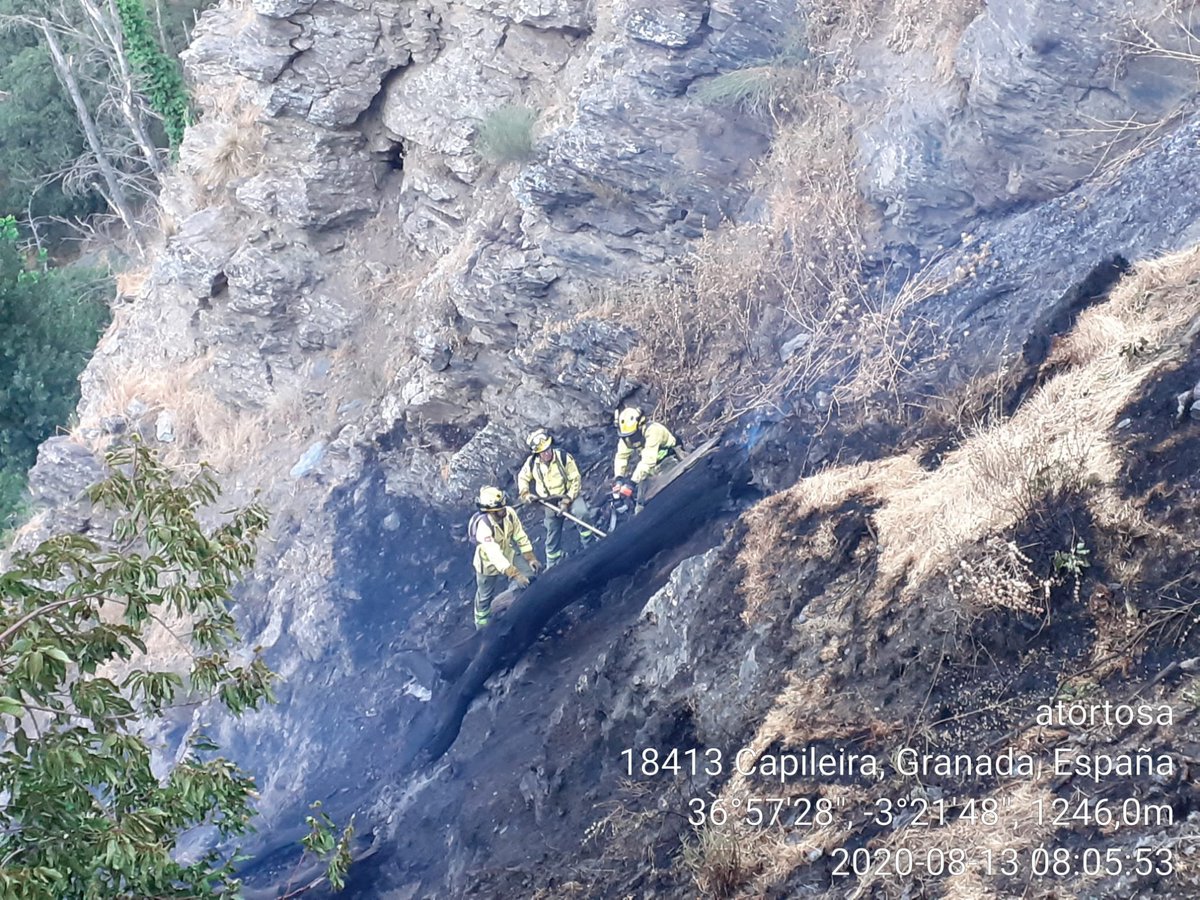 Plan_INFOCA's tweet photo. 🔴 ESTABILIZADO a las 9.00 horas el #IFBubión. Ahora vamos a por el controlado. 

📷 La noche ha sido muy dura y la mañana no lo está siendo menos. Basta con ver las pendientes en la zona de trabajo. https://t.co/42enl8TAiS
