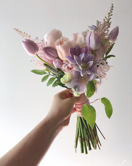 L0VECAF3's tweet photo. a bouquet of flowers has arrived for @stfuyen !
from: @jaecafes_

just bc i love you <3 https://t.co/vV9u9l4eaM