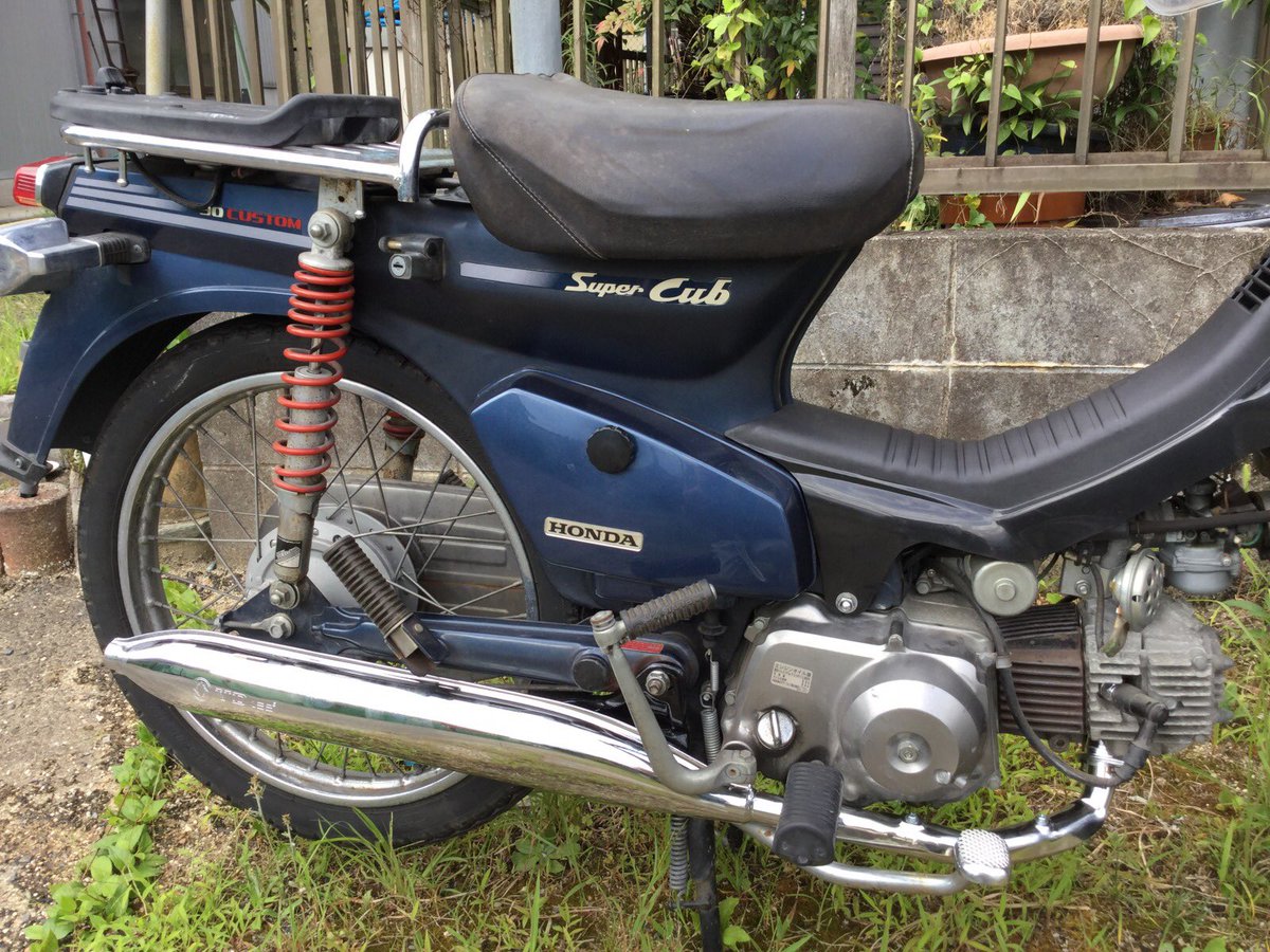 ぴょん太 スーパーカブのマフラーを近所の自転車バイク屋さんでお願いした 付け根のボルトが錆びてて交換してくれたし ヒビ割れてきたレッグシールドも黒カットカバーに替えて貰った このあと自分で風防外して 軽やかモペットスタイルに 白いカット