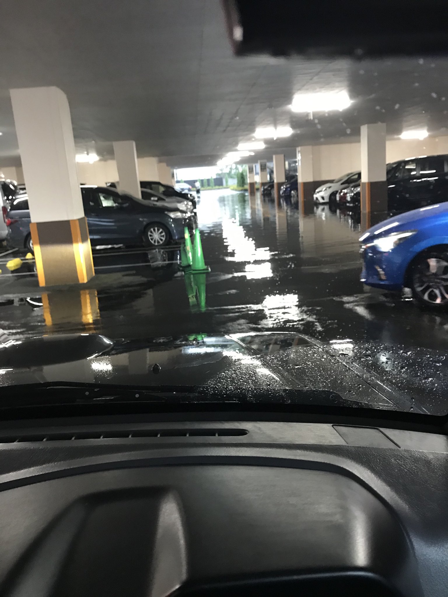 戸田市のゲリラ豪雨で駐車場が冠水している画像