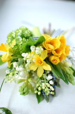 L0VECAF3's tweet photo. a bouquet of daffodils and lily of the valley, and a bouquet of chrysanthemums have arrived for @gwimniw !
from: anon

For the single most beautiful flower in the midst of this rotting land, the loveliest person I've had the pleasure to meet in this hell app.
++++ https://t.co/oeejNoaQmF