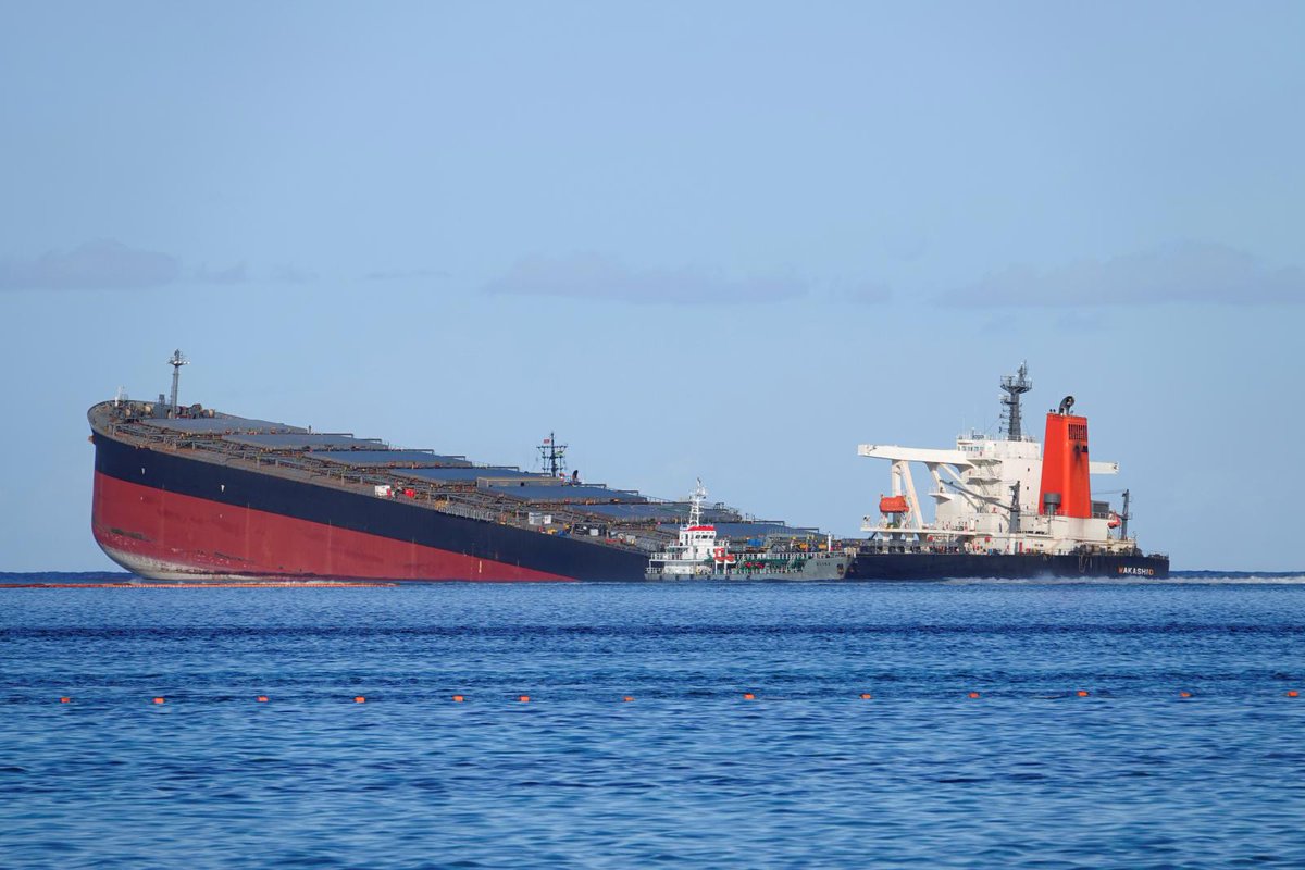 CaraSantaMaria's tweet photo. Mauritius is reeling from a devastating oil spill and fears of an ecological disaster...
#Mauiritius #OilSpill #MarineEcology #OilDisaster
https://t.co/Al9sPbTS9n https://t.co/rqMz0vXFve