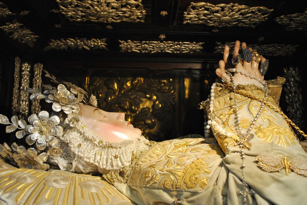 Hasta el sábado 15 de agosto podéis ver en la Catedral de Plasencia la misteriosa Virgen Yacente 
extremaduramisteriosa.com/la-misteriosa-…