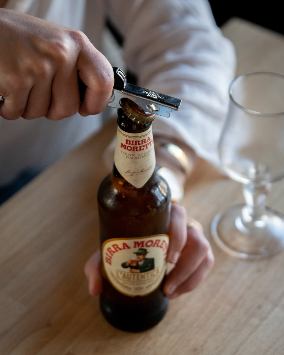 Originaire de la ville de Udine en Italie, la birra Moretti est célèbre pour son goût léger et l'homme à la Moustache d'or, "il Baffo d'oro" representé sur son étiquette avec sa veste typique de la ville de Udine.
Nous vous rappelons que l'alcool est à consommer avec modération !