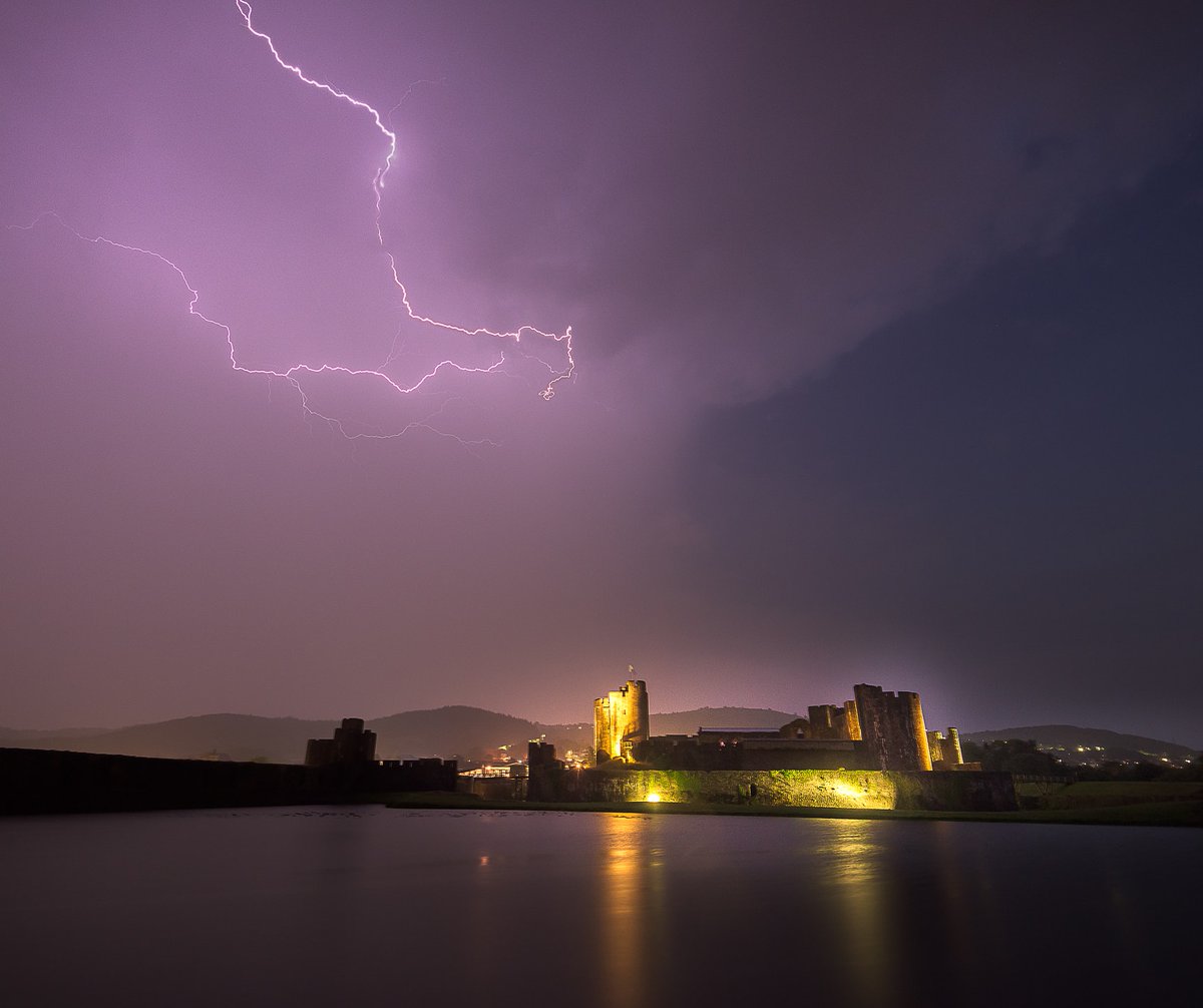Storm chasing at Caerphilly Castle... <a href="/kelseyredmore/">Kelsey Redmore</a> <a href="/Ruth_ITV/">Ruth_TV</a> <a href="/DerekTheWeather/">Derek Brockway - weatherman</a> <a href="/ItsYourWales/">It's Your Wales</a> <a href="/WalesOnline/">WalesOnline 🏴󠁧󠁢󠁷󠁬󠁳󠁿</a> <a href="/visitwales/">Visit Wales 🏴󠁧󠁢󠁷󠁬󠁳󠁿</a>