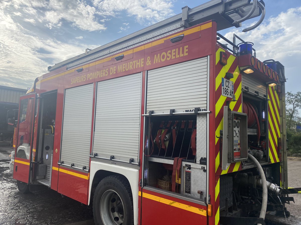 SDIS54's tweet photo. L’incendie sur la commune de #Custines est maîtrisé. Il concernait un stockage extérieur à l’entreprise PAPREC.
L’action rapide et massive des sapeurs-#pompiers a permis de préserver l’outil de production et éviter le chômage technique de 10 personnes https://t.co/RXyAF5nPjt