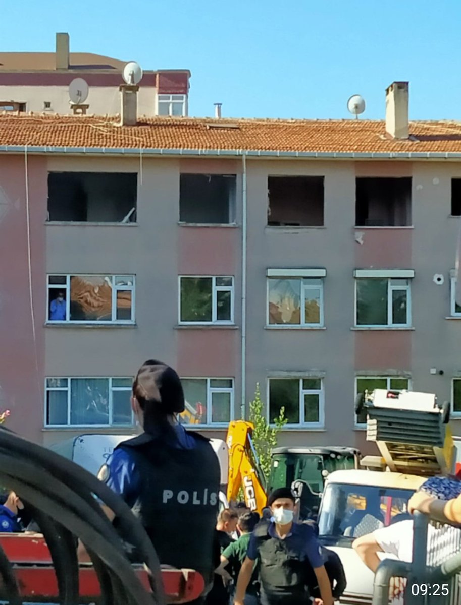 #Acıbadem de müteahhitçe mağdur edilen kentsel dönüşüm mağduru sakinleri #Üsküdar Bld sabahın 7:30unda süre vermeden tahliye etmeye geldi
Yürütmenin durdurulması kararı!
Karara rağmen vatandaşın eşyalarını götürmek istiyorlar!
Bir defa da yıkmakla değil yapmakla anıl Sn Türkmen!
