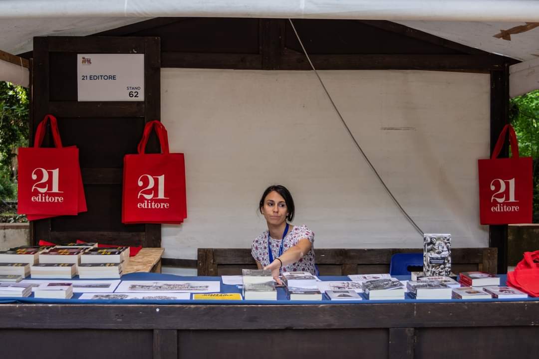 MarinaDiLibri's tweet photo. "Tutti hanno diritto di manifestare liberamente il proprio pensiero". L'articolo della Costituzione da cui prende il nome la @21_editore, un ideale che va tutelato e continuamente riaffermato. Un obiettivo fondamentale per gli #Editori2020 di #Umdl.

[Ph.: Alessandra Catalisano] https://t.co/AvAM5RCdLX