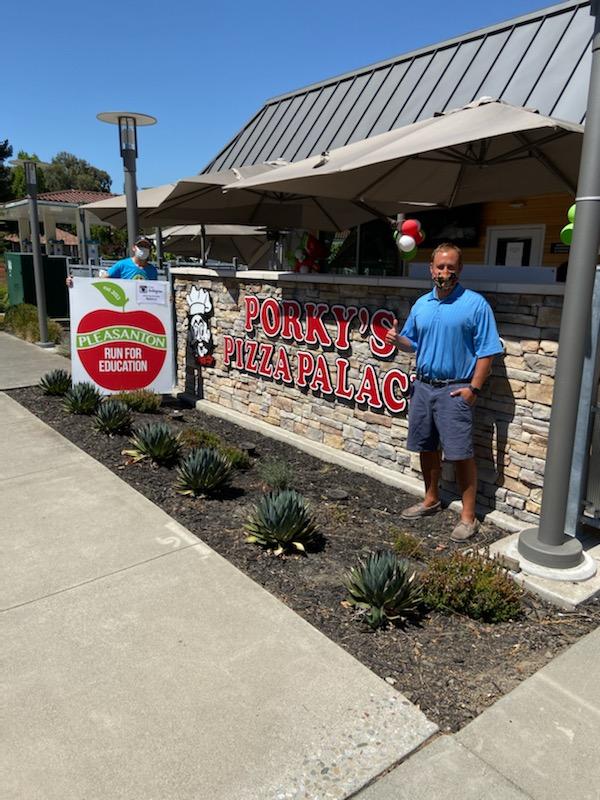 PleasantonRun's tweet photo. Another great day for packet pick up yesterday at Porky's Pizza Palace - Pleasanton. Thank you Porky's!!!

Thank you to the National Charity League volunteers that came and helped us distribute the packets.

We love all our partnerships! https://t.co/IV5EO7657x