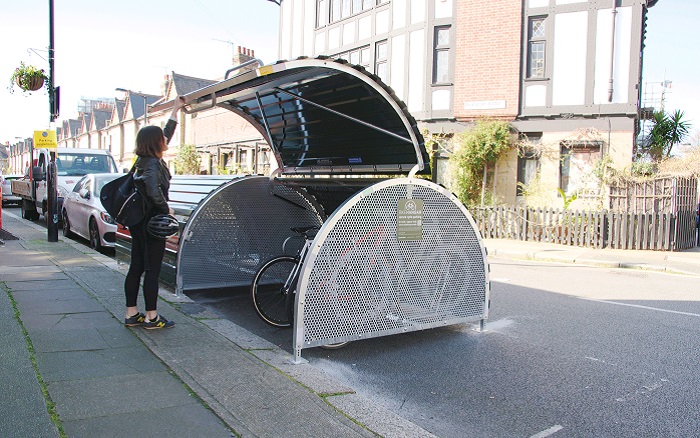 GlobalResearc16's tweet photo. ロンドンのバイクハンガー。
狭い家や集合住宅に住む用で、自転車を6台収納できる。
自治体を通して申請し、年間使用料（1～2万円くらい。補助があることも）を支払ってカギをもらう。
盗難もありそうだが。。

https://t.co/KbNso90SWO https://t.co/h5zEa2d6eS