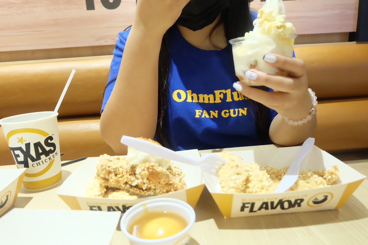 malee0718's tweet photo. น้องชวนมากิน Texas Chicken มาตอนเขามีโปร 'ป๊อบคอร์นนี่ว้าววว" เลยสั่งไก่มาลองคือชิ้นใหญ่จนงง แป้งไม่หนามากไก่เนื้อหนาจริง! ไอติมป๊อบคอร์นซันเดก็หอมหวานนัวๆ ประทับใจอันนี้มากกกกก😋 เมนูป๊อบคอร์นมีถึง 23 สิงหานี้นะ #ไก่กรอบป๊อบคอร์นนี่ว้าว #Popcornival #TexasChickenTH https://t.co/MvP2XQK6GG
