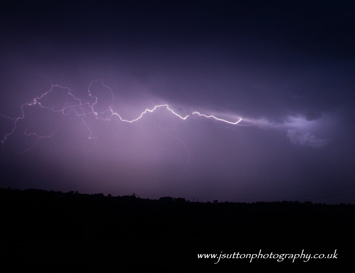 jsutton_photo's tweet image. My first #lightening #photograph Really pleased with the result, especially as it was hand held on bulb setting!!

#storm #storms #stormhour #rain #night #Worcestershire #England #photography #nightphotography #photographyislife #thunderstorm #thunder #ThunderAndLightning