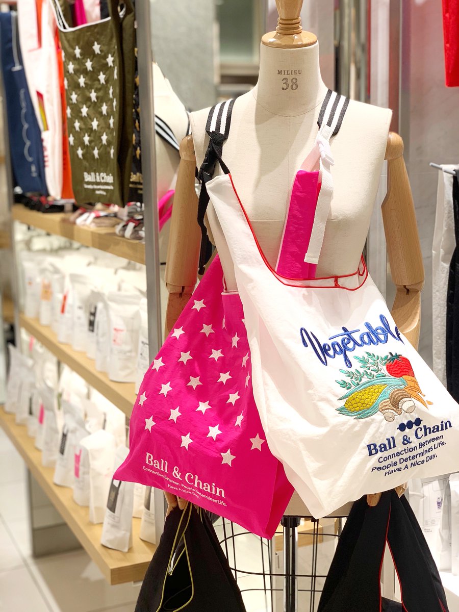 伊勢丹新宿店 公式 Op Twitter ショッピングバッグを手軽に肩掛け仕様に オリジナルストラップをつければショルダーバッグとしても使用可能 両手が空くのでお買い物も楽ちんですよね 2wayで自由に楽しんで ボールアンドチェーン Ball Chain 8月25日 火