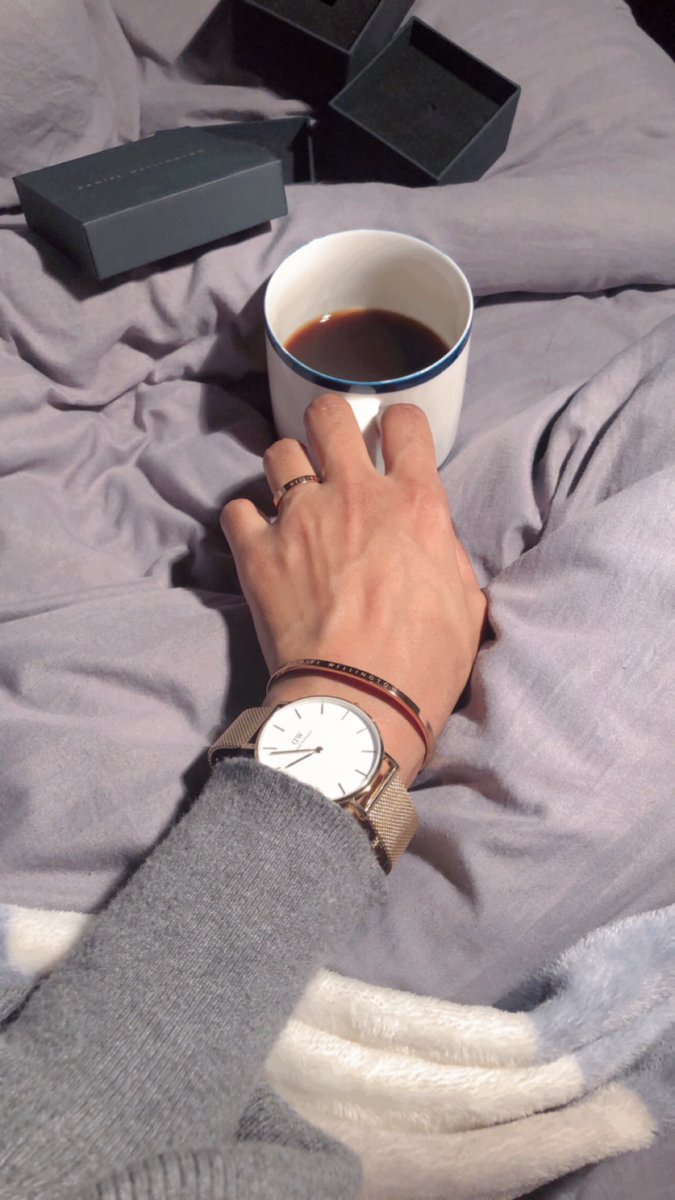 لن أنسى المرّة التي أفلت فيها أحدهم يده وهو يزعم أني أكثر الأشياء التي يتمسّك بها ويحبّها !