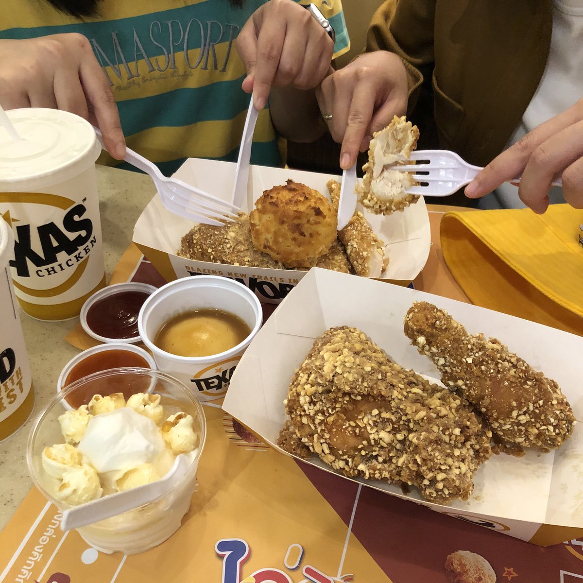 qinqinbabe's tweet photo. ได้ไปลองเมนูใหม่ของ Texas Chicken เทศกาล ป๊อบคอร์นนี่ว้าววว ก็คือว้าวจริงง ไก่กรอบป๊อบคอร์นอร่อยมาก กินไปได้ กลิ่นหอมของป๊อบคอร์น ส่วนตัวชอบไอศกรีมป๊อบคอร์นซันเดมาก อร่อยทุกอย่างเลยเซ็ตนี้ #ไก่กรอบป๊อบคอร์นนี่ว้าว 
อร่อยได้ตั้งแต่วันนี้ - 23 สิงหาจ้า #Popcornival #TexasChickenTH https://t.co/aPq6cWmzia