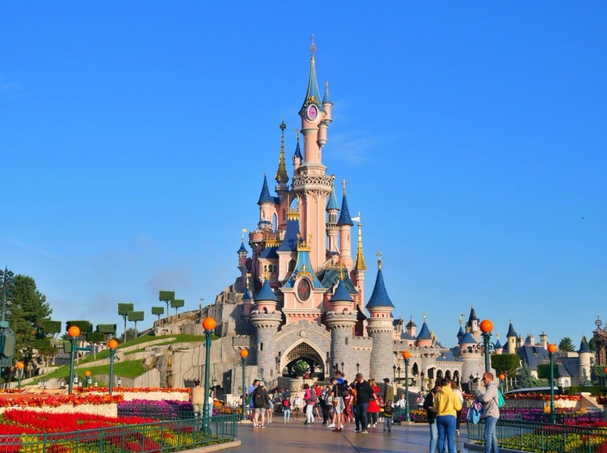 とあるディズニーマニア ディズニーランド パリ Dlpのお城は アナハイムと同じく 眠れる森の美女 をテーマとしたお城 になっています ですが 外観や内装もアナハイム版と全く異なります パリ版はdlpの開園に伴い ディズニーのイマジニアが新たに とあるディズニーマニア ディズニーランド パリ Dlpのお城は アナハイムと同じく 眠れる森の美女 をテーマとしたお城 になっています ですが 外観や内装もアナハイム版と全く異なります パリ版はdlpの開園に伴い ディズニーのイマジニアが新たに